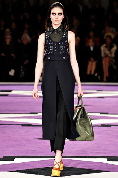 Look 16